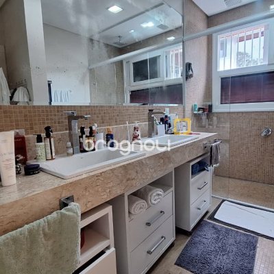 Casa com 322m², 4 quartos (sendo 4 suítes), 2 garagens, no bairro Jurerê Internacional em Florianópolis