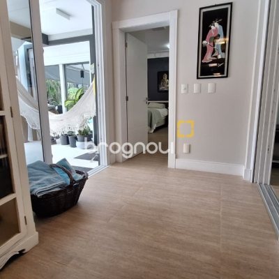 Casa com 322m², 4 quartos (sendo 4 suítes), 2 garagens, no bairro Jurerê Internacional em Florianópolis