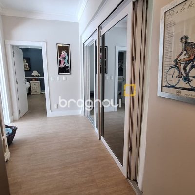 Casa com 322m², 4 quartos (sendo 4 suítes), 2 garagens, no bairro Jurerê Internacional em Florianópolis
