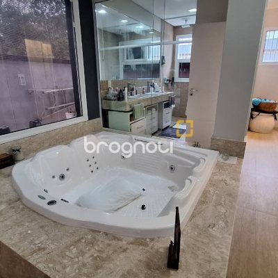 Casa com 322m², 4 quartos (sendo 4 suítes), 2 garagens, no bairro Jurerê Internacional em Florianópolis