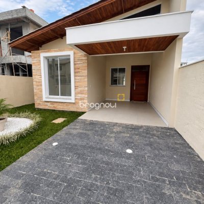 Casa com 108m², 3 quartos (sendo 1 suíte), 2 garagens, no bairro Rio Vermelho em Florianópolis
