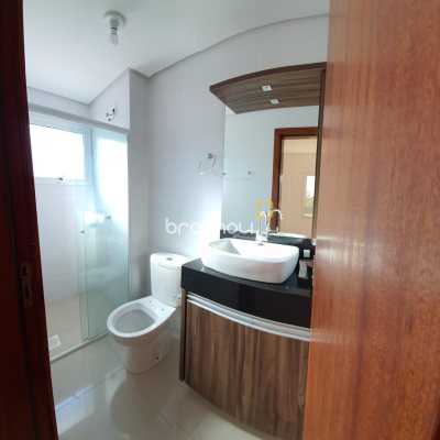 Apartamento com 61m², 2 quartos (sendo 1 suíte), 1 garagem, no bairro Centro em Palhoça