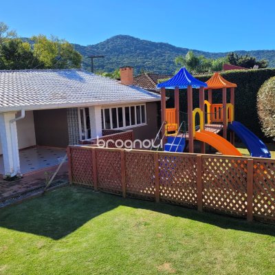 Casa com 247m², 4 quartos (sendo 2 suítes), 2 garagens, no bairro Lagoa da Conceição em Florianópolis