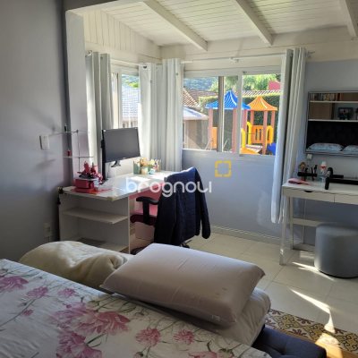 Casa com 247m², 4 quartos (sendo 2 suítes), 2 garagens, no bairro Lagoa da Conceição em Florianópolis
