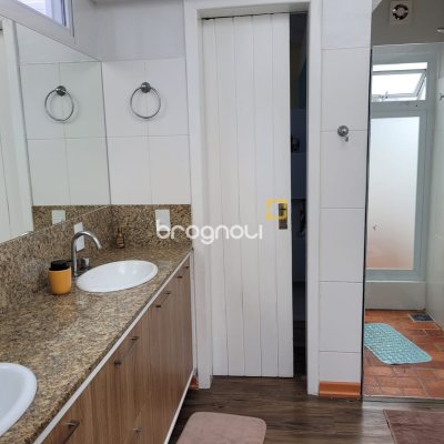 Casa com 247m², 4 quartos (sendo 2 suítes), 2 garagens, no bairro Lagoa da Conceição em Florianópolis