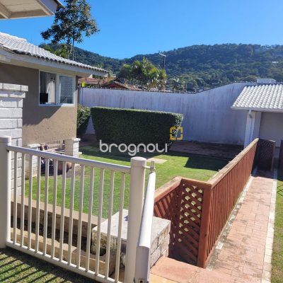 Casa com 247m², 4 quartos (sendo 2 suítes), 2 garagens, no bairro Lagoa da Conceição em Florianópolis