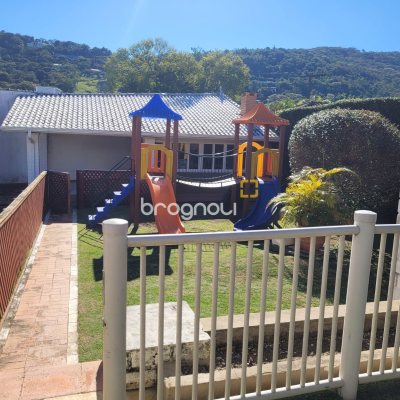 Casa com 247m², 4 quartos (sendo 2 suítes), 2 garagens, no bairro Lagoa da Conceição em Florianópolis