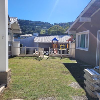 Casa com 247m², 4 quartos (sendo 2 suítes), 2 garagens, no bairro Lagoa da Conceição em Florianópolis