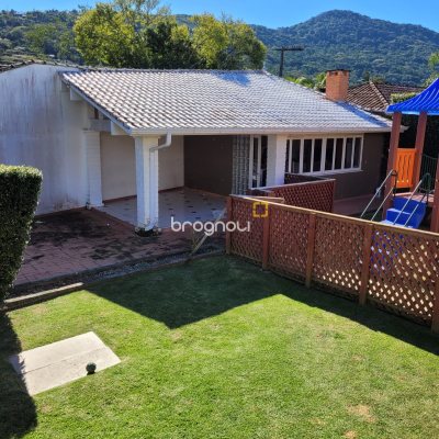 Casa com 247m², 4 quartos (sendo 2 suítes), 2 garagens, no bairro Lagoa da Conceição em Florianópolis