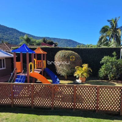Casa com 247m², 4 quartos (sendo 2 suítes), 2 garagens, no bairro Lagoa da Conceição em Florianópolis