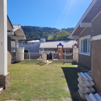 Casa com 247m², 4 quartos (sendo 2 suítes), 2 garagens, no bairro Lagoa da Conceição em Florianópolis