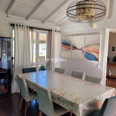 Casa com 247m², 4 quartos (sendo 2 suítes), 2 garagens, no bairro Lagoa da Conceição em Florianópolis