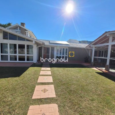 Casa com 247m², 4 quartos (sendo 2 suítes), 2 garagens, no bairro Lagoa da Conceição em Florianópolis