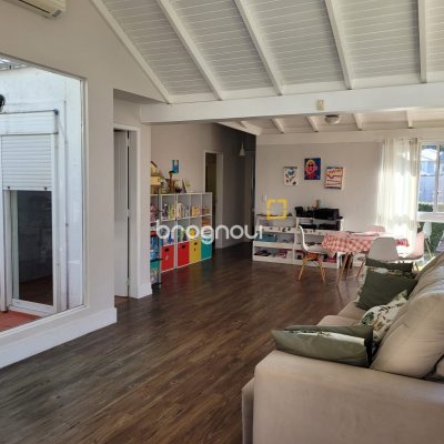 Casa com 247m², 4 quartos (sendo 2 suítes), 2 garagens, no bairro Lagoa da Conceição em Florianópolis