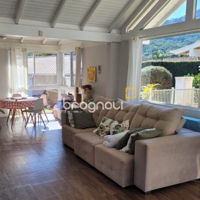 Casa com 247m², 4 quartos (sendo 2 suítes), 2 garagens, no bairro Lagoa da Conceição em Florianópolis