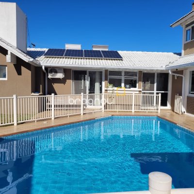 Casa com 247m², 4 quartos (sendo 2 suítes), 2 garagens, no bairro Lagoa da Conceição em Florianópolis