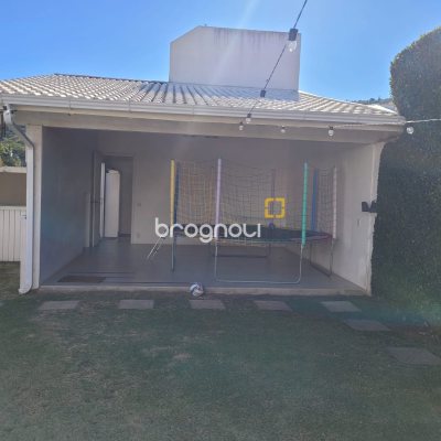 Casa com 247m², 4 quartos (sendo 2 suítes), 2 garagens, no bairro Lagoa da Conceição em Florianópolis