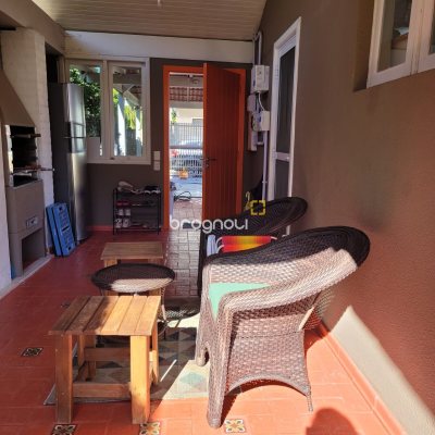 Casa com 247m², 4 quartos (sendo 2 suítes), 2 garagens, no bairro Lagoa da Conceição em Florianópolis