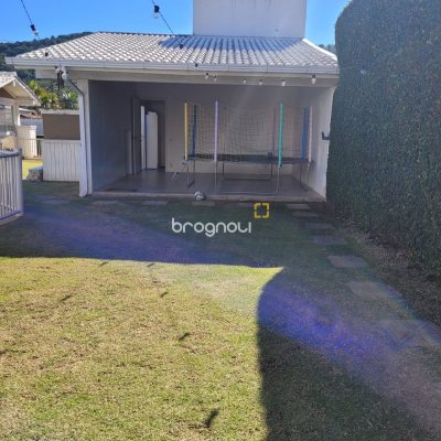 Casa com 247m², 4 quartos (sendo 2 suítes), 2 garagens, no bairro Lagoa da Conceição em Florianópolis