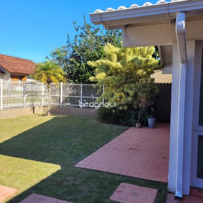 Casa com 247m², 4 quartos (sendo 2 suítes), 2 garagens, no bairro Lagoa da Conceição em Florianópolis