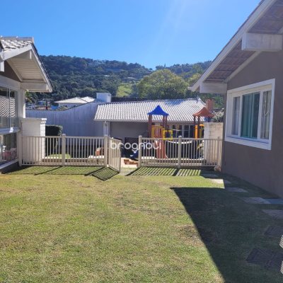 Casa com 247m², 4 quartos (sendo 2 suítes), 2 garagens, no bairro Lagoa da Conceição em Florianópolis