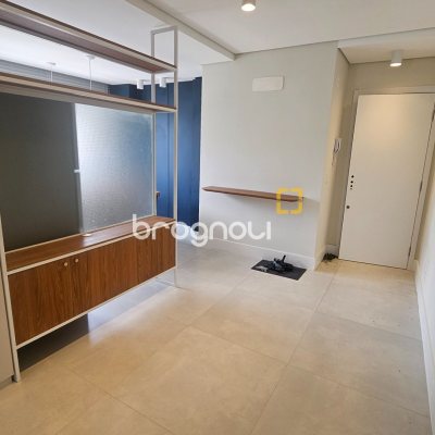 Apartamento com 62m², 2 quartos (sendo 1 suíte), 1 garagem, no bairro Centro em Florianópolis