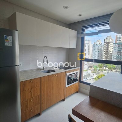 Apartamento com 62m², 2 quartos (sendo 1 suíte), 1 garagem, no bairro Centro em Florianópolis