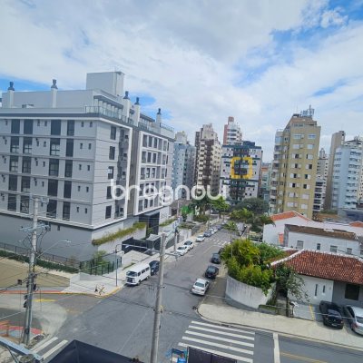 Apartamento com 62m², 2 quartos (sendo 1 suíte), 1 garagem, no bairro Centro em Florianópolis