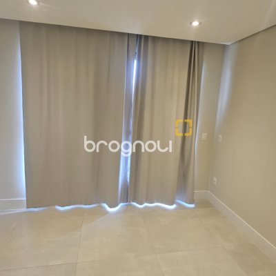 Apartamento com 62m², 2 quartos (sendo 1 suíte), 1 garagem, no bairro Centro em Florianópolis