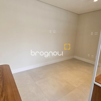 Apartamento com 62m², 2 quartos (sendo 1 suíte), 1 garagem, no bairro Centro em Florianópolis