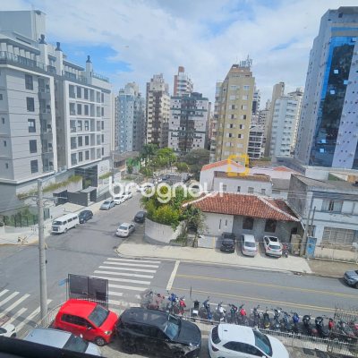 Apartamento com 62m², 2 quartos (sendo 1 suíte), 1 garagem, no bairro Centro em Florianópolis