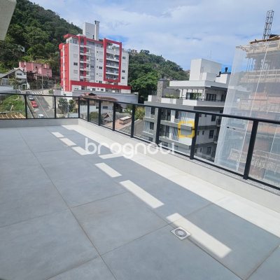 Apartamento com 62m², 2 quartos (sendo 1 suíte), 1 garagem, no bairro Centro em Florianópolis