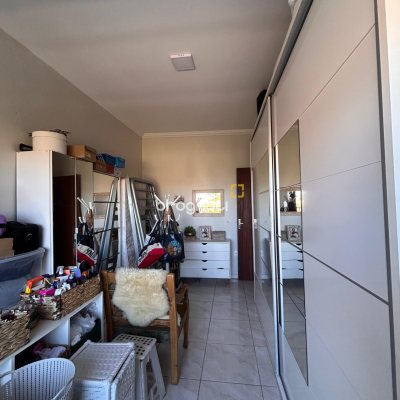 Casa com 120m², 3 quartos (sendo 1 suíte), 3 garagens, no bairro São João do Rio Vermelho em Florianópolis