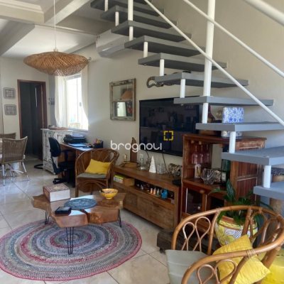 Casa com 120m², 3 quartos (sendo 1 suíte), 3 garagens, no bairro São João do Rio Vermelho em Florianópolis