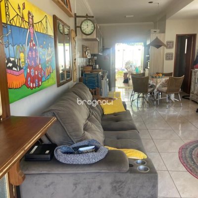 Casa com 120m², 3 quartos (sendo 1 suíte), 3 garagens, no bairro São João do Rio Vermelho em Florianópolis