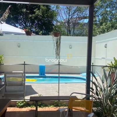 Casa com 120m², 3 quartos (sendo 1 suíte), 3 garagens, no bairro São João do Rio Vermelho em Florianópolis