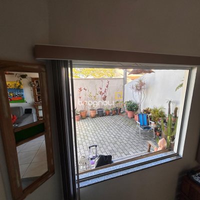 Casa com 120m², 3 quartos (sendo 1 suíte), 3 garagens, no bairro São João do Rio Vermelho em Florianópolis