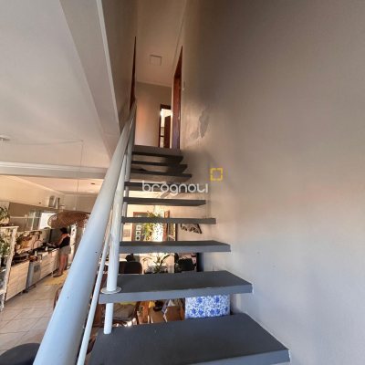 Casa com 120m², 3 quartos (sendo 1 suíte), 3 garagens, no bairro São João do Rio Vermelho em Florianópolis