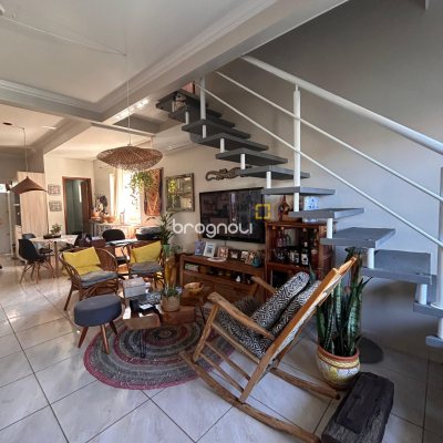Casa com 120m², 3 quartos (sendo 1 suíte), 3 garagens, no bairro São João do Rio Vermelho em Florianópolis