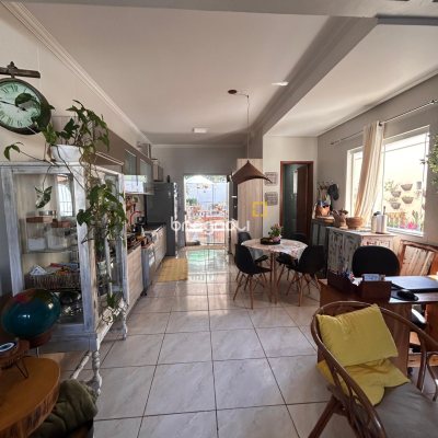 Casa com 120m², 3 quartos (sendo 1 suíte), 3 garagens, no bairro São João do Rio Vermelho em Florianópolis