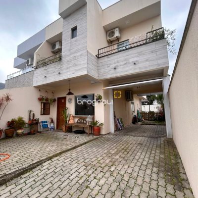 Casa com 120m², 3 quartos (sendo 1 suíte), 3 garagens, no bairro São João do Rio Vermelho em Florianópolis