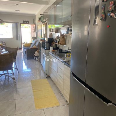 Casa com 120m², 3 quartos (sendo 1 suíte), 3 garagens, no bairro São João do Rio Vermelho em Florianópolis