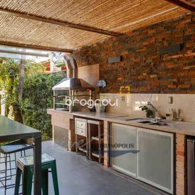 Casa com 900m², 5 quartos (sendo 5 suítes), 2 garagens, no bairro Jurerê Internacional em Florianópolis