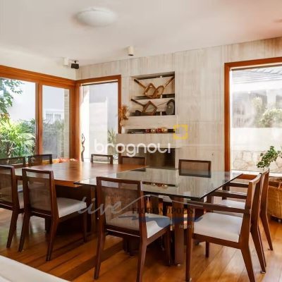 Casa com 900m², 5 quartos (sendo 5 suítes), 2 garagens, no bairro Jurerê Internacional em Florianópolis