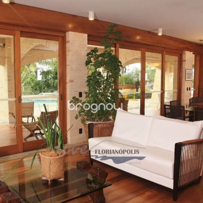 Casa com 900m², 5 quartos (sendo 5 suítes), 2 garagens, no bairro Jurerê Internacional em Florianópolis