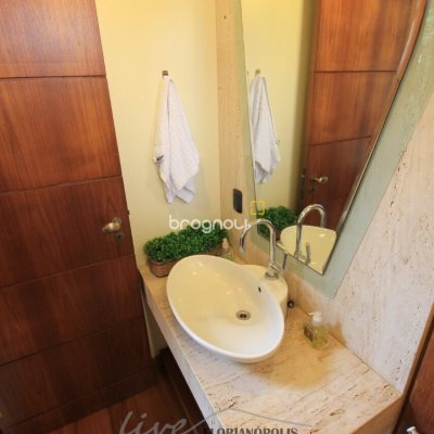 Casa com 900m², 5 quartos (sendo 5 suítes), 2 garagens, no bairro Jurerê Internacional em Florianópolis