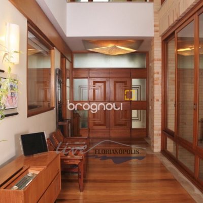 Casa com 900m², 5 quartos (sendo 5 suítes), 2 garagens, no bairro Jurerê Internacional em Florianópolis