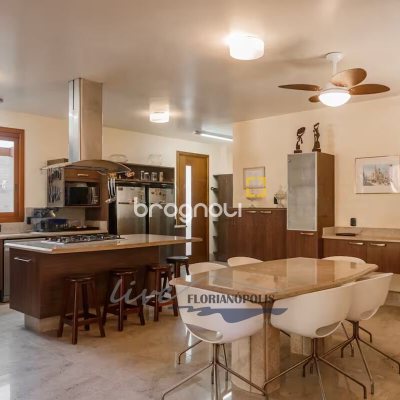 Casa com 900m², 5 quartos (sendo 5 suítes), 2 garagens, no bairro Jurerê Internacional em Florianópolis