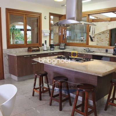 Casa com 900m², 5 quartos (sendo 5 suítes), 2 garagens, no bairro Jurerê Internacional em Florianópolis
