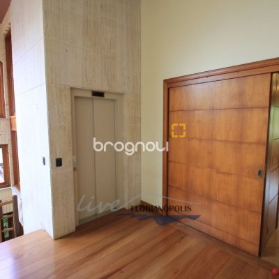 Casa com 900m², 5 quartos (sendo 5 suítes), 2 garagens, no bairro Jurerê Internacional em Florianópolis